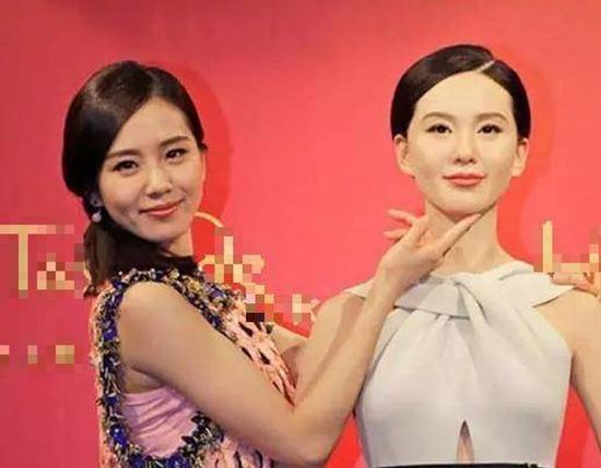 刘诗诗也是大家非常喜欢的一位女演员，她看到自己的蜡像时还忍不住“调戏”了一番。