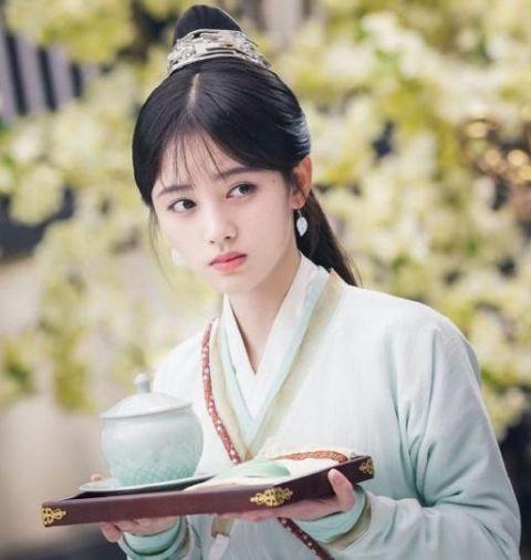 其实她也有一颗美人痣，在眼睛旁边，这颗痣也是显得很好看，让人惊艳。