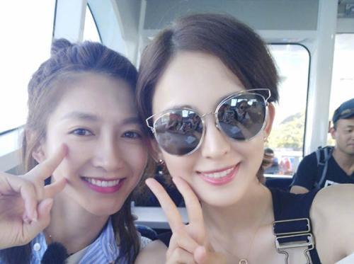 在娱乐圈中,有一个这样的朋友真的是很不容易了,希望她们之间的友谊如冬青一般!!