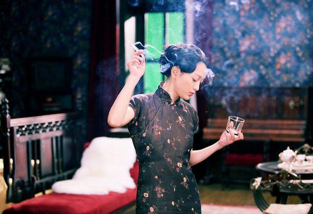 周迅老气发型穿旗袍戴眼镜依旧优雅全靠颜值气质在撑