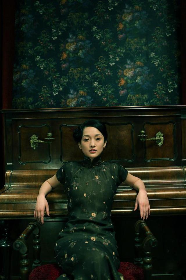 周迅老气发型穿旗袍戴眼镜依旧优雅全靠颜值气质在撑