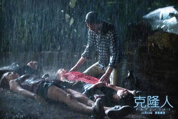 了解了基努的人生，再回过头看《克隆人》的剧情，就更能体会他在电影中想要表达的内心情感。