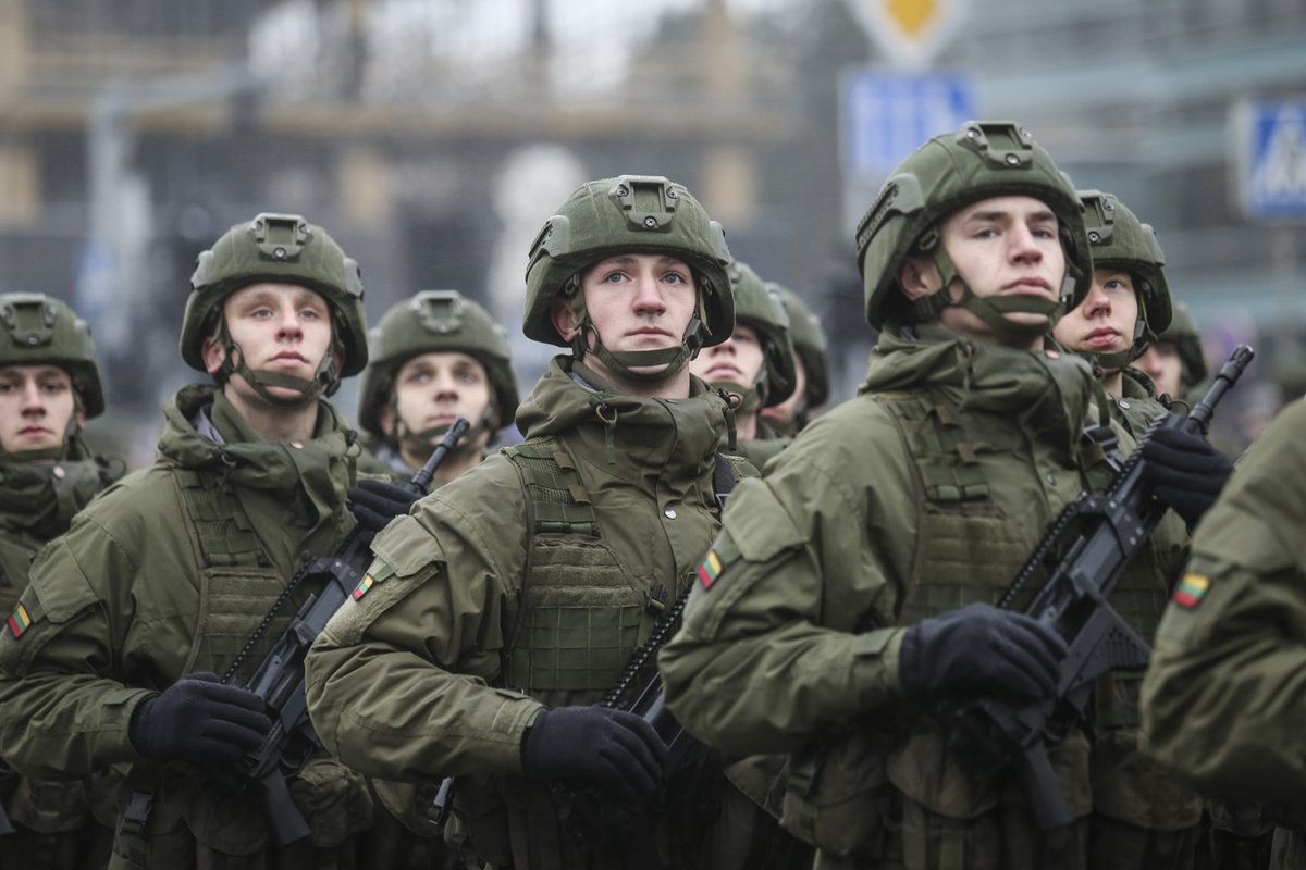 立陶宛军队成立100周年阅兵 哨兵穿中世纪铠甲