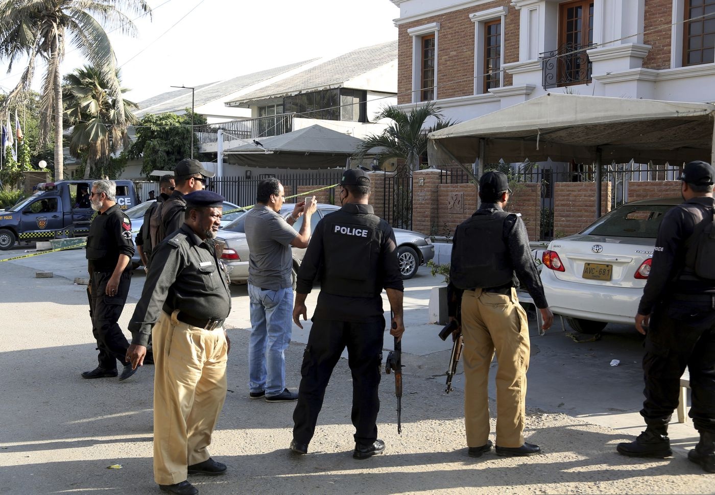 巴基斯坦警方周六来到中国驻卡拉奇总领馆，调查周五发生的袭击案