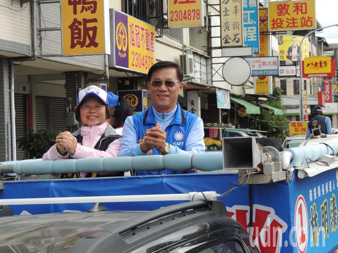 连任成功的南投县长林明溱，上午和妻子陈丽珠展开全县谢票。(来源：台湾《联合报》)