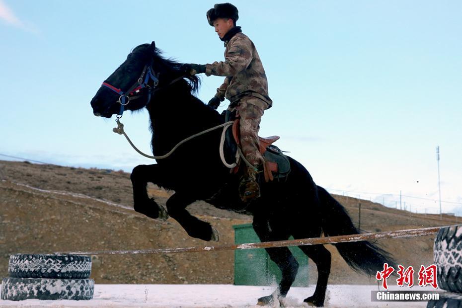 6 冰雪世界新疆达尔汗边防连上演人马结合训练