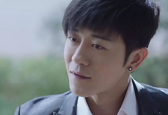 改名后的林雨申出演了卧底归来这部剧,后背张嘉译带火了,在剧中,她