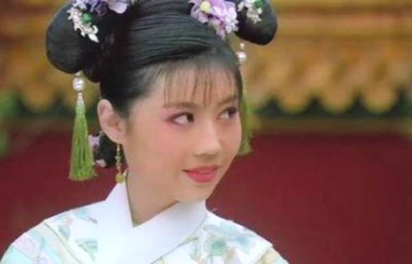 与关晓彤一对比,张妍就显得黯淡了很多.