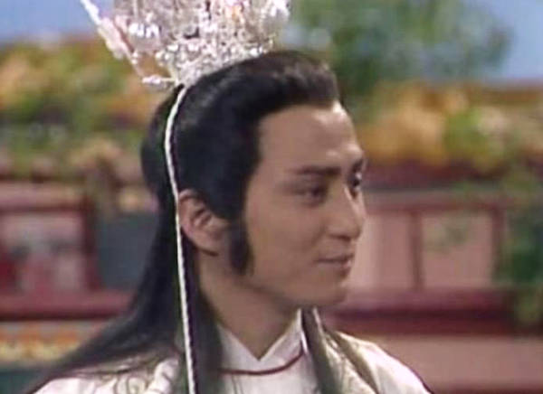 汤镇业在《杨家将》中饰演八贤王，汤镇业年轻时也是帅哥一个，如今汤镇业在娱乐圈绝对是老戏骨。