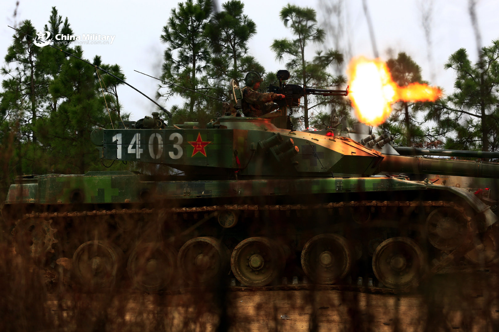 9 96式主战坦克野外进行战术演练 提升作战能力