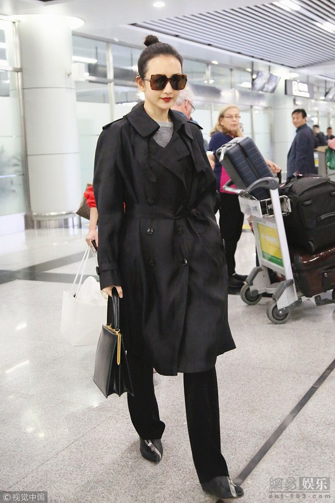 女特工即视感王鸥着黑风衣大步疾走气场足
