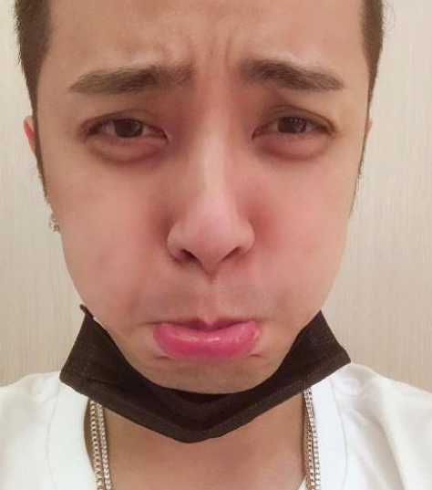 而剪完头发后，罗志祥也是亲自自拍晒照，照片中罗志祥留着标准的寸头，而且眼中含泪，十分委屈。