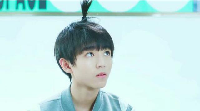 一个朝天辫(虽然不是自愿的)好可爱啊