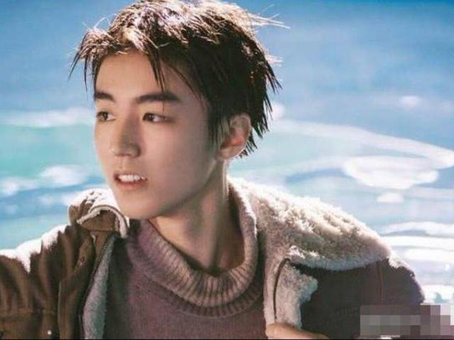 被淋湿的鸡窝头。果然颜值即正义,什么发型都轻松驾驭,怎么都好看!