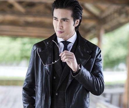 他曾是快递员,凭借和迪丽热巴搭档走红,如今逆袭成大众男神