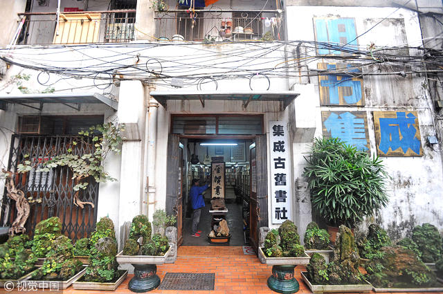 2018年11月12日，武汉，藏匿于老旧楼房的集成古旧书社 图片来源：承影/视觉中国