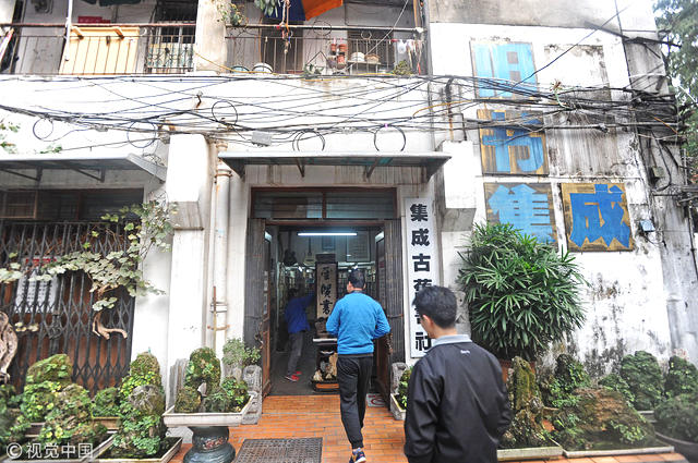 2018年11月12日，武汉，藏匿于老旧楼房的集成古旧书社 图片来源：承影/视觉中国