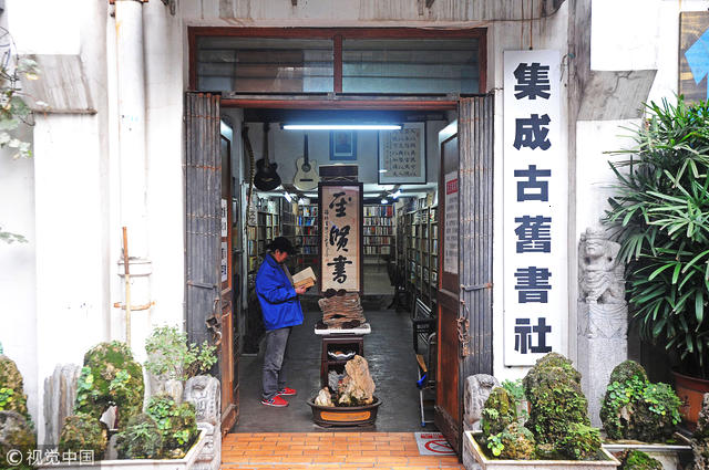 2018年11月12日，武汉，藏匿于老旧楼房的集成古旧书社 图片来源：承影/视觉中国