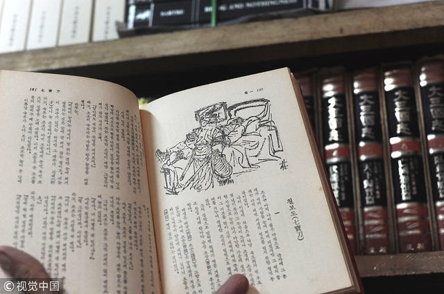 2018年11月12日，武汉，集成古旧书社，书架上摆放的文史类书籍 图片来源：承影/视觉中国