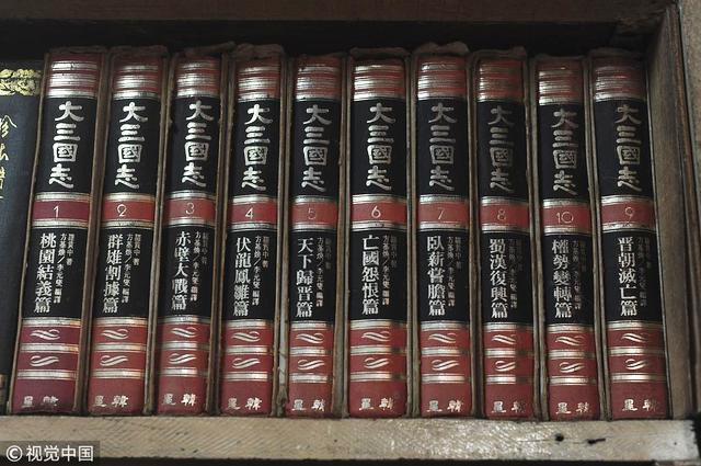 2018年11月12日，武汉，集成古旧书社，书架上摆放的文史类书籍 图片来源：承影/视觉中国