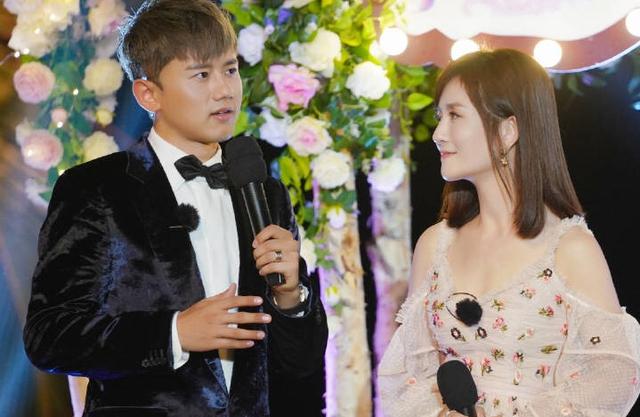 即使再晚,工作再累,家是永远温馨的港湾,孩子是走到哪里都放心不下的牵挂,明星也是一样的。