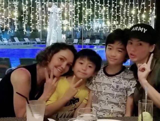 对于张柏芝本人来说,最好的爱应该就是陪伴。所以也经常会拍到她和两个孩子一起出游的照片。