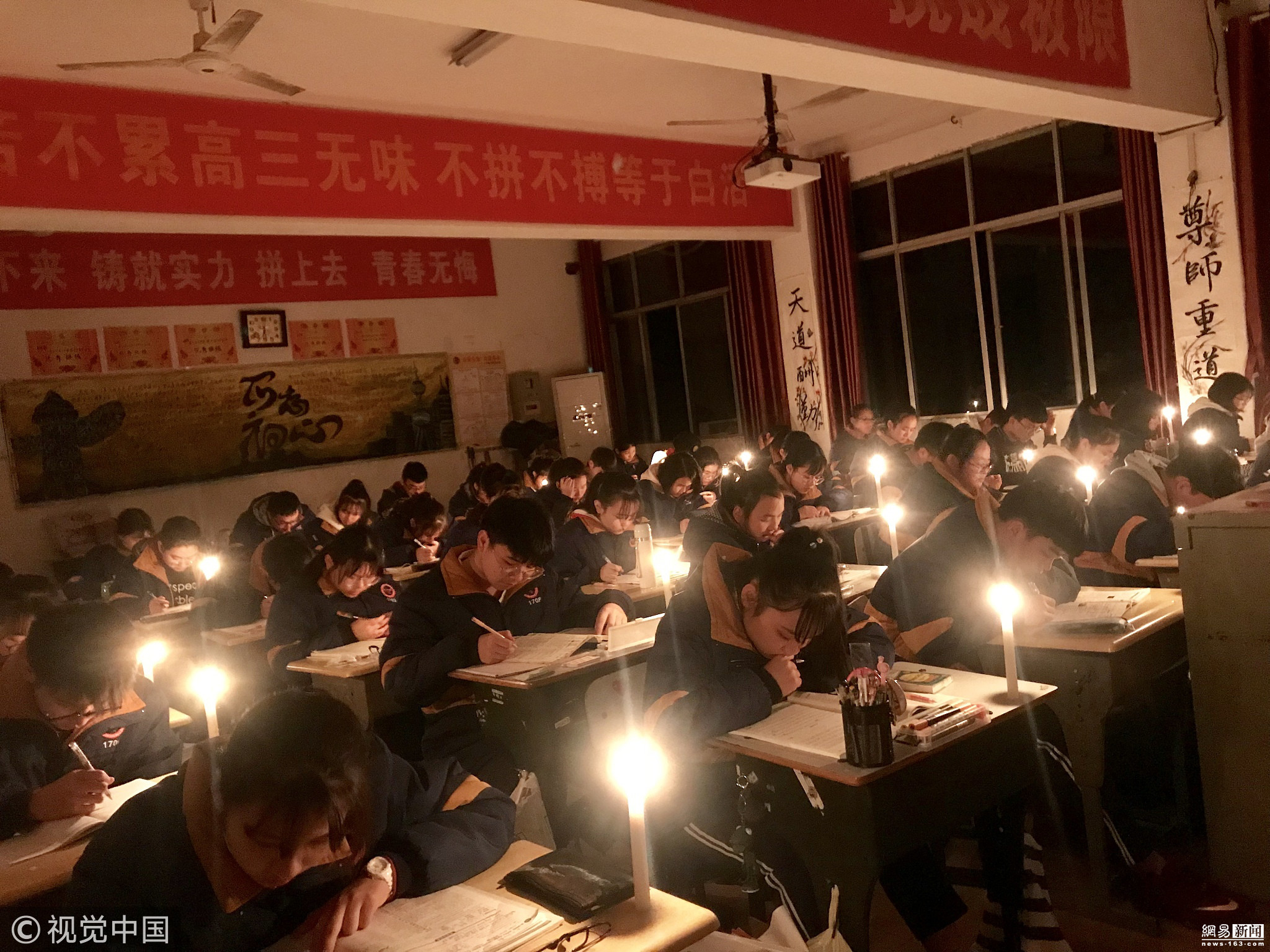 2018年11月23日，湖南常德，在鼎城区朗州高级中学，高二1703班的学生正点着蜡烛上自习。