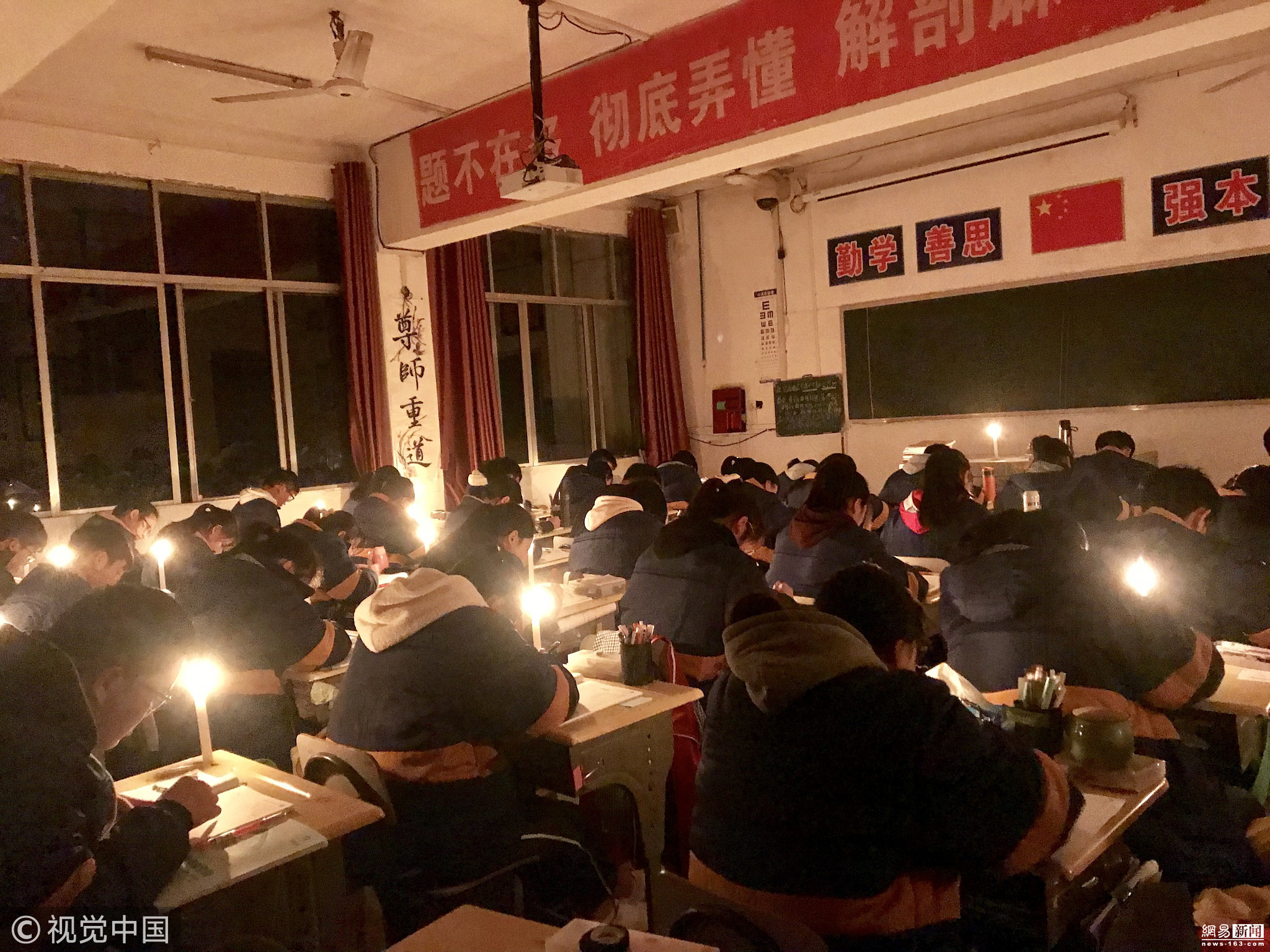 线路检修校园停电高中生秉烛夜读