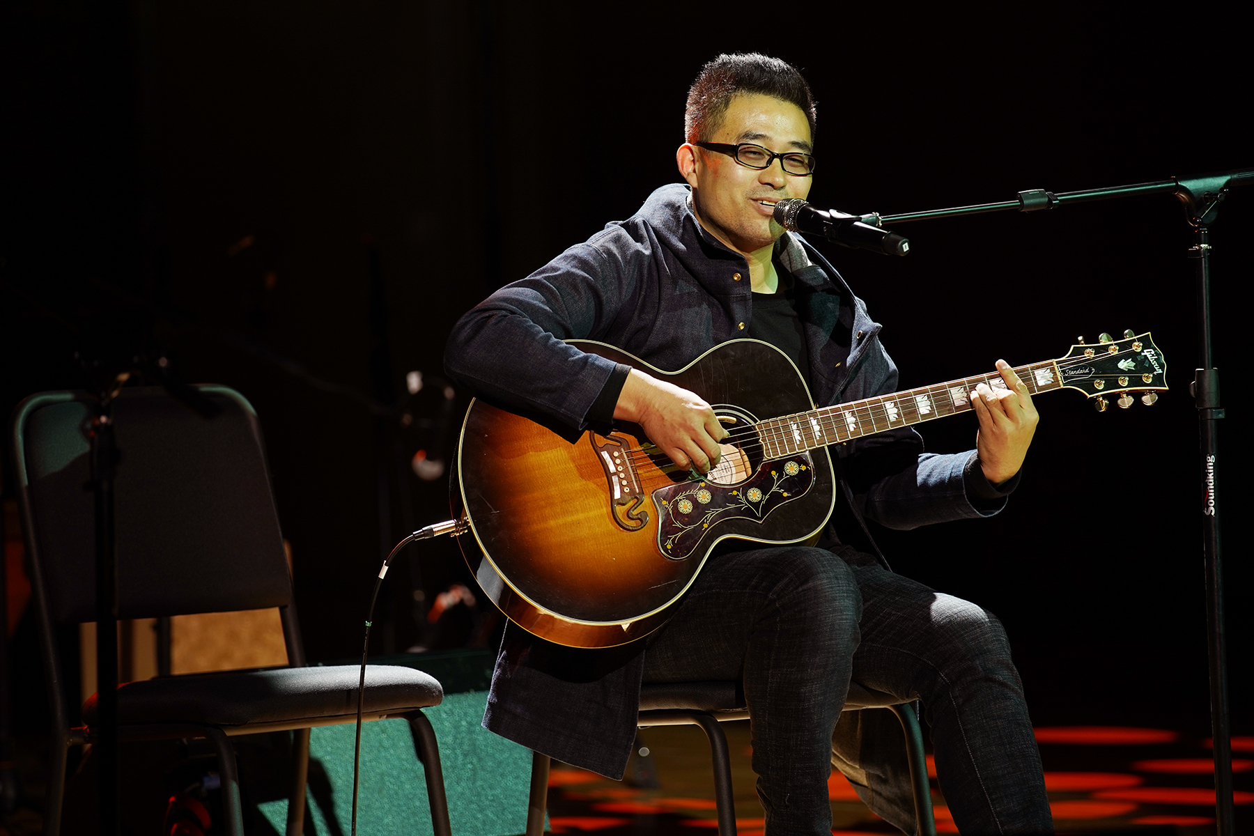 剧场民谣季轻快上演 歌手听众互动展现亲民特色