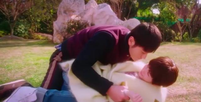 黄晓明与杨幂吻戏片段,有谁注意杨幂的脚?暴露女人本能反应