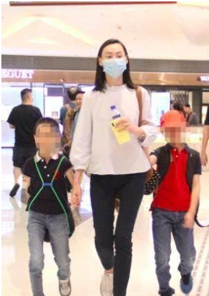 梁洛施素颜带俩儿子看电影，温馨又心酸，网友天价分手费有何用