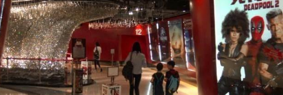 梁洛施素颜带俩儿子看电影，温馨又心酸，网友天价分手费有何用