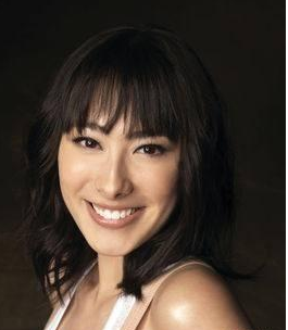 梁洛施素颜带俩儿子看电影，温馨又心酸，网友天价分手费有何用