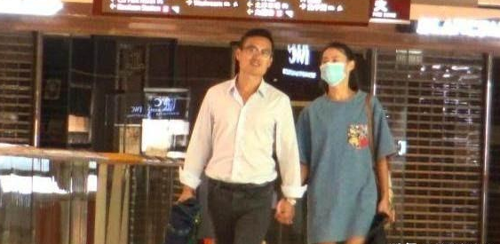 梁洛施素颜带俩儿子看电影，温馨又心酸，网友天价分手费有何用