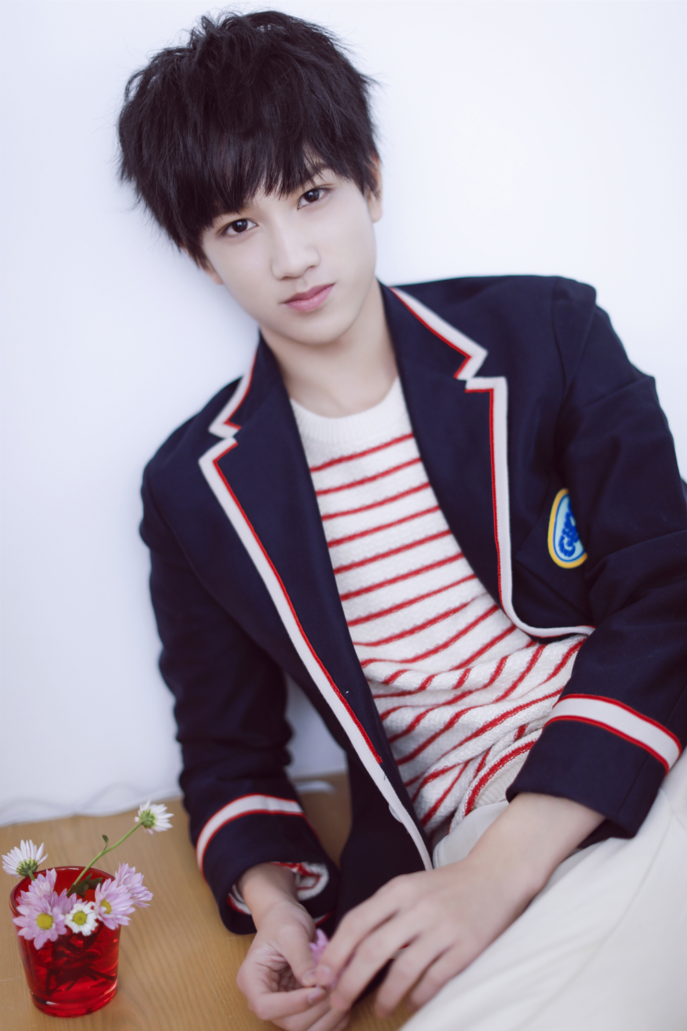 敖子逸帅气亮相斩获"红毯着装"与"潜力新人"两项大奖