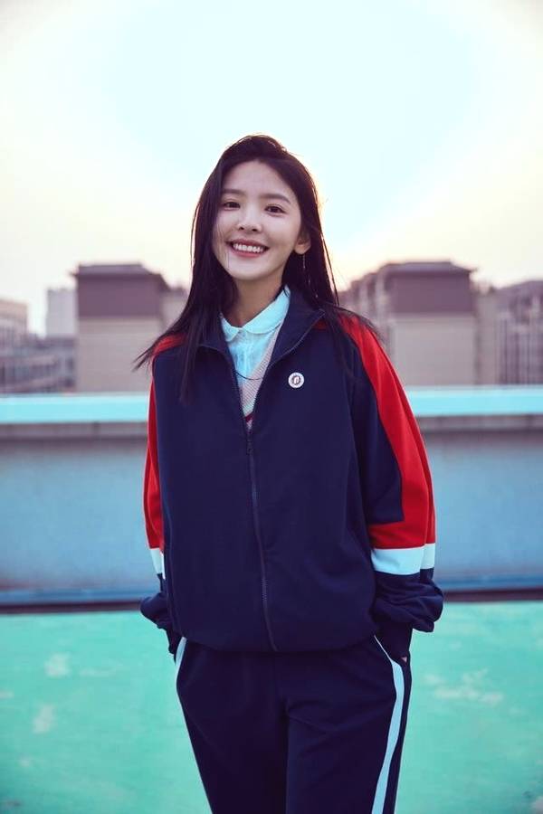 今年才22岁的她可谓星途闪耀，小编已经被这治愈的笑容圈粉了，期待章若楠接下来的表现！