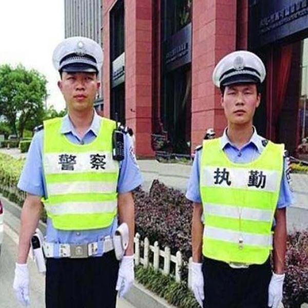 
意思就是提醒你到时候查询一下自己违法记录，到底最后有没有被交警处罚，还得自己去查询。你去看了如果是有，那说明他告诉交警，交警说，的确要开罚单。也有可能看你停了没多久走掉了，人家放你一马，也就没有登录进去。所以说这张单子它不是最终的生效，查一下之后，看看有，那就去处理，它就是交警处罚单。查一下没有，说明你运气还不错。