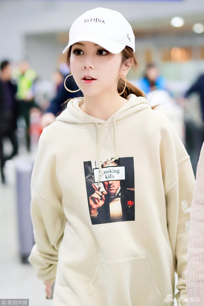 日前，邓紫棋现身机场，头戴白色棒球帽，身穿米色卫衣，双眸灵动皮肤水嫩。视觉中国/图