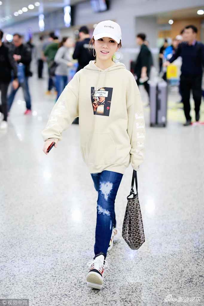 日前，邓紫棋现身机场，头戴白色棒球帽，身穿米色卫衣，双眸灵动皮肤水嫩。视觉中国/图