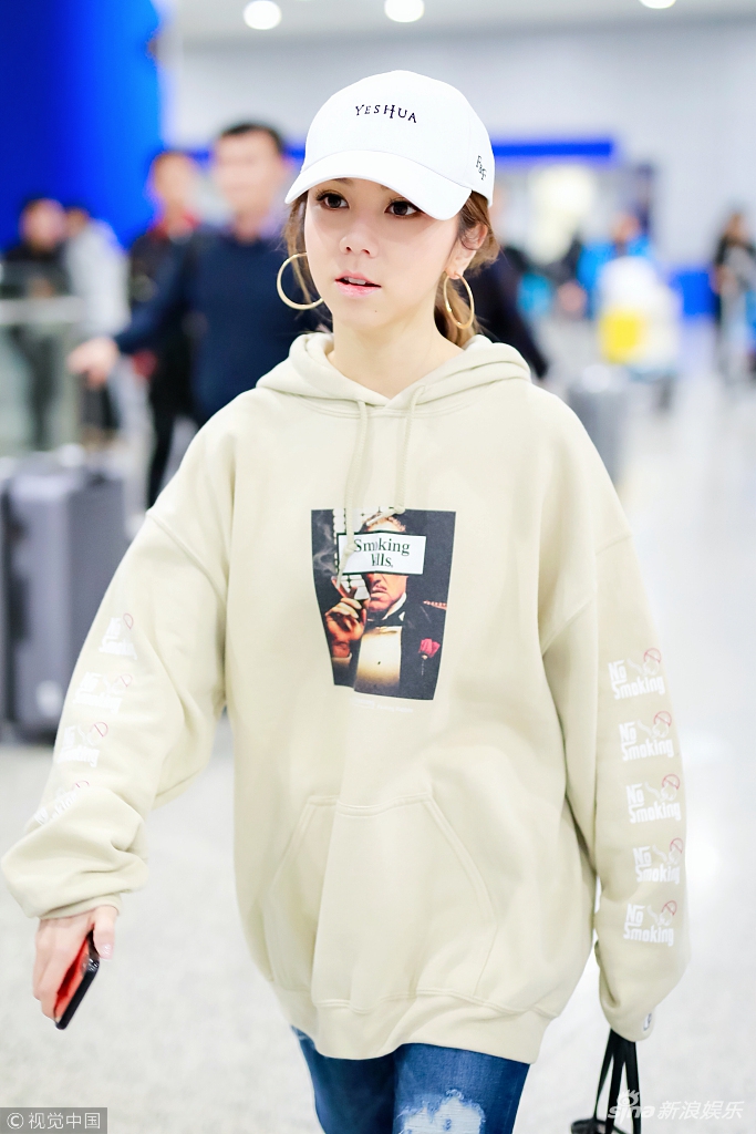 日前，邓紫棋现身机场，头戴白色棒球帽，身穿米色卫衣，双眸灵动皮肤水嫩。视觉中国/图