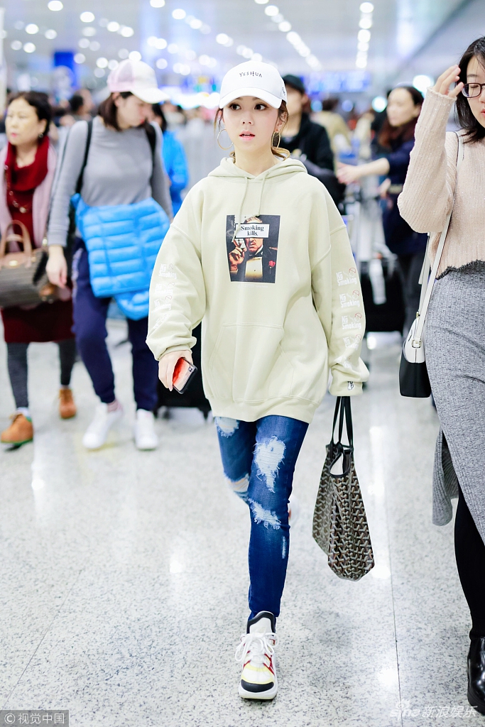 日前，邓紫棋现身机场，头戴白色棒球帽，身穿米色卫衣，双眸灵动皮肤水嫩。视觉中国/图