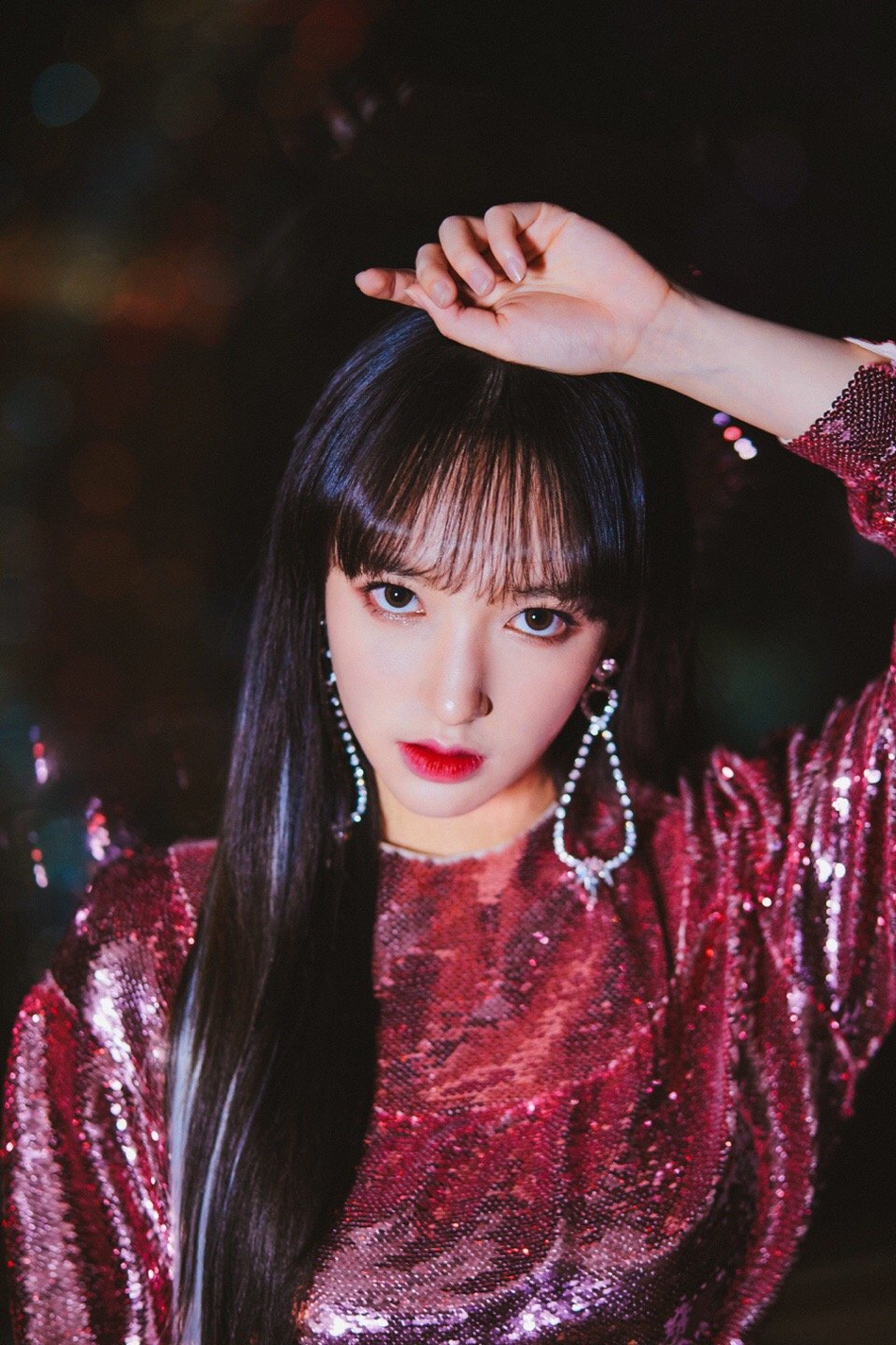 宇宙少女程潇粉色亮片短裙出席活动身材凹凸有致秀美腿