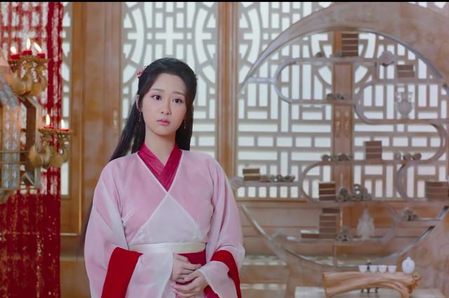 锦觅第2位穿红衣的神仙锦觅,锦觅是花神之女,花神在临死的时候,为了