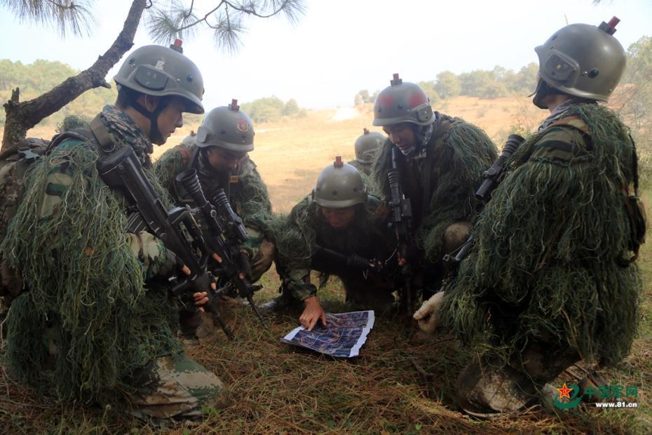 24 第75集团军某合成旅开展一体化协同实兵实弹对抗演练