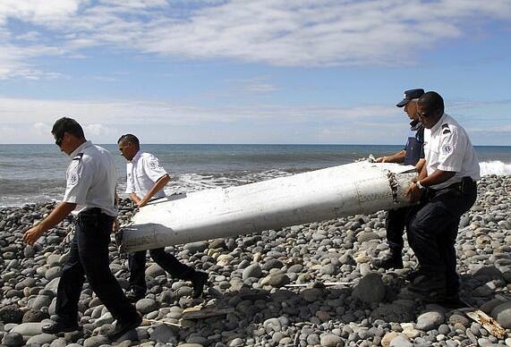 马航MH370遇难者家属称找到5片客机残骸。(图源：《每日邮报》)