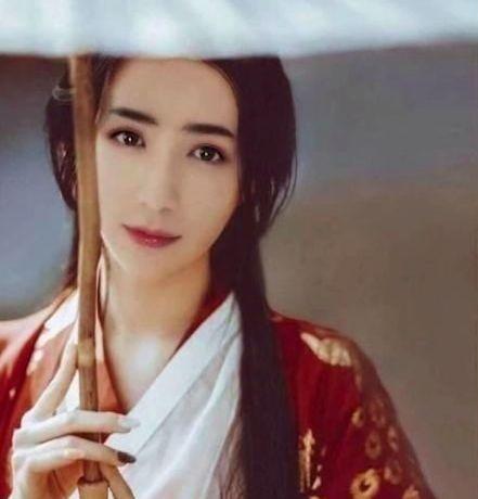 看到这张图，不熟悉的人，谁会怀疑这不是一个女孩纸？！真的美得没话说！