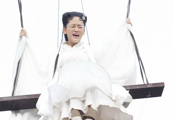 陈乔恩出演的作品还是不少的，在吊威亚环节被吓哭的样子，看来陈乔恩还是害怕的。