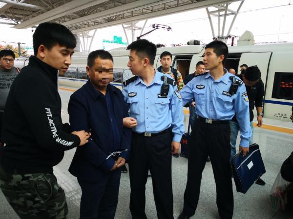 犯罪嫌疑人张某被警方押解回沪.