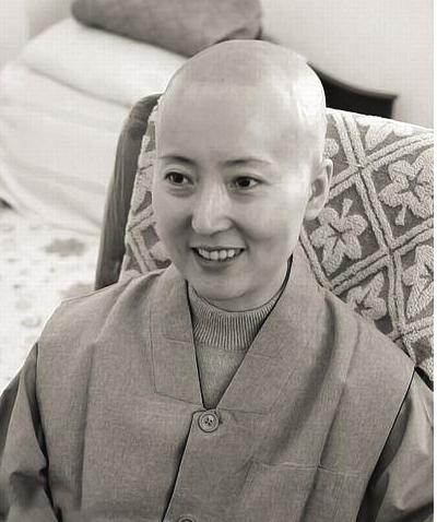 饰演林黛玉的演员陈晓旭在2007年5月13日因乳腺癌去世，享年41岁，也是令所有人感到非常惋惜。