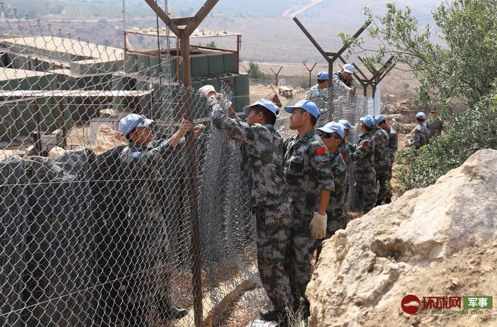 在黎以边境"蓝线"附近的尼泊尔营,中国维和官兵正在修筑防御围墙.